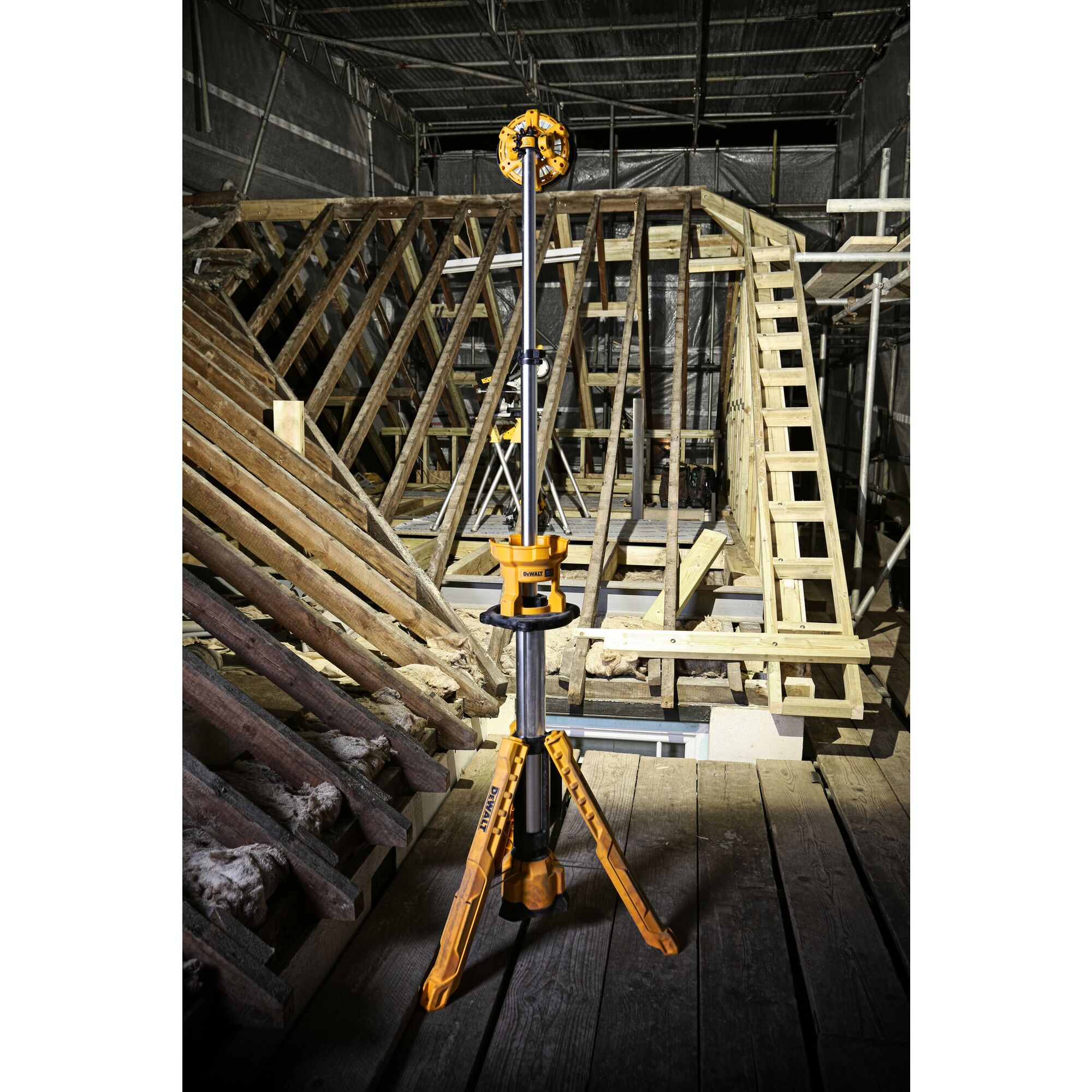 XR LED TRIPOD LIGHT DEWALT