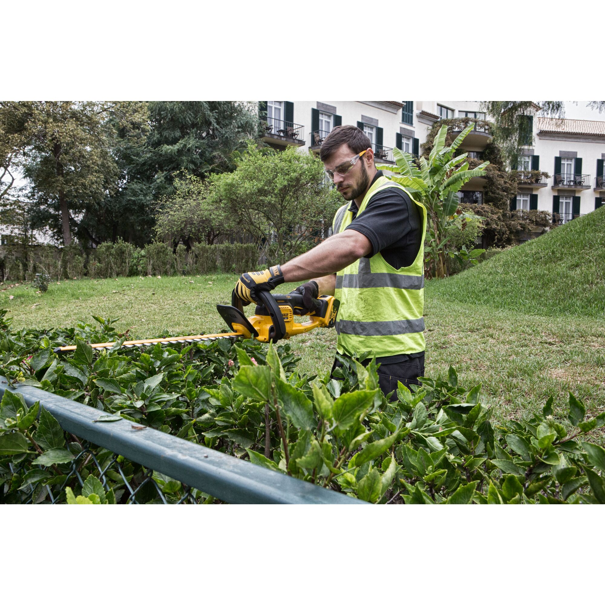 Dewalt 18v hedge deals trimmer